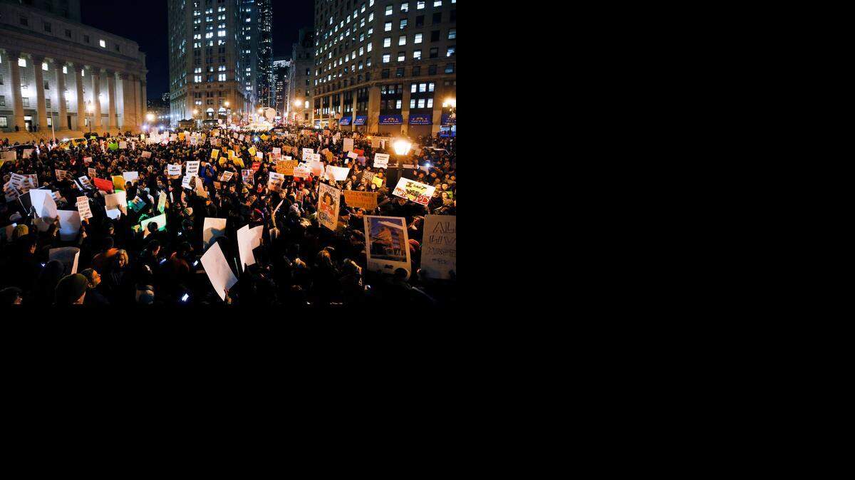 <cutline_leadin>Numerosas personas</cutline_leadin> salieron a manifestar, la mayoría de manera pacífica, en la zona de Times Square y en los barrios de Harlem y Staten Island.