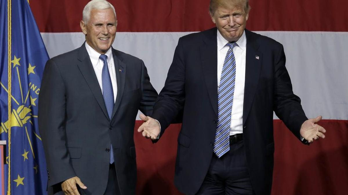 El gobernador de Indiana, Mike Pence (izq.), junto a candidato republicano por la presidencia, Donald Trump, en un rally en Westfield, Indiana.