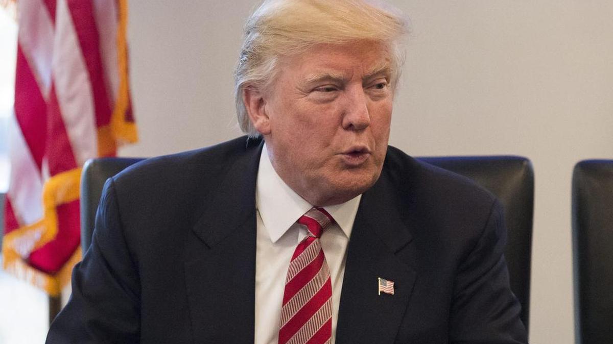El presidente electo de EEUU, Donald Trump, habla durante una reunión con líderes del sector de la tecnología el miércoles, en la sala de conferencias de la Organización Trump en la Torre Trump en Nueva York.