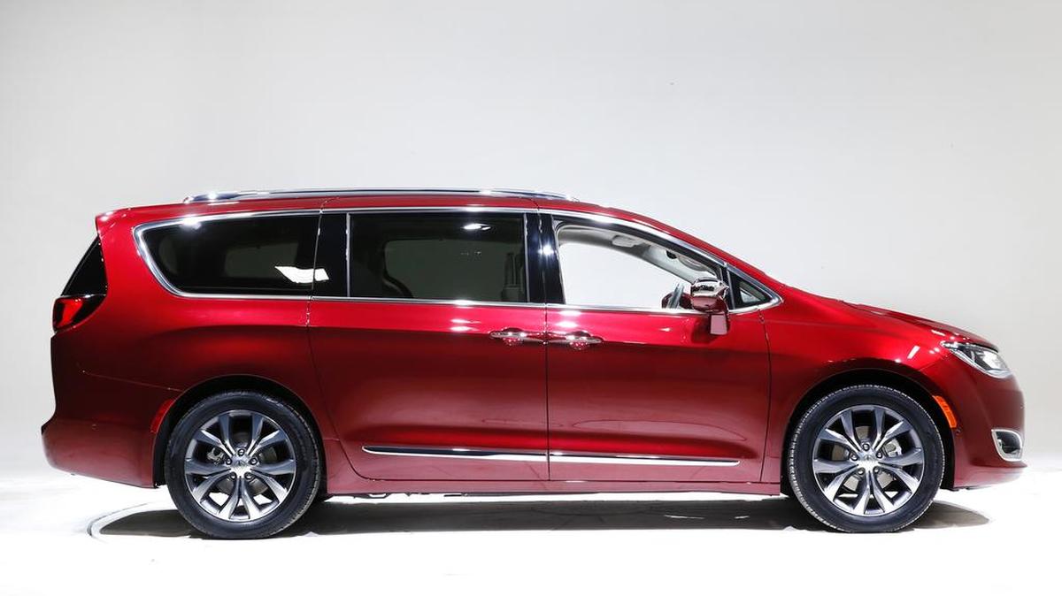 Un modelo del miniván Chrysler Pacifica del 2017. Las 100 camionetas recientemente rediseñadas tendrán una “construcción única” para la tecnología autónoma de Google.