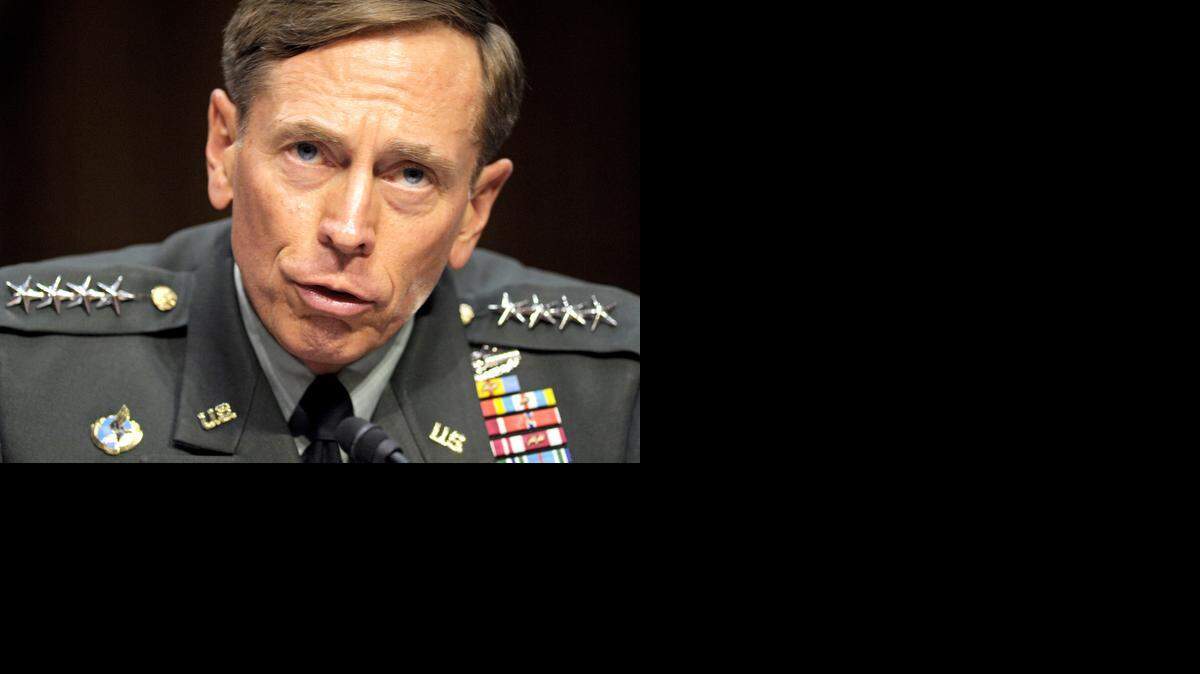 <cutline_leadin>La decision</cutline_leadin> del presidente Obama de intensificar la lucha contra el grupo extremista EI en Irak y Siria es un buen punto de partida y podría llegar a buen puerto, dijo el general retirado David Petraeus.