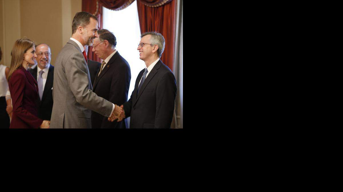 
El rey de España Felipe VI y la reina Letizia saludan a un grupo de científicos españoles en Nueva York como parte de sus actividades el lunes en la Gran Manzana.


