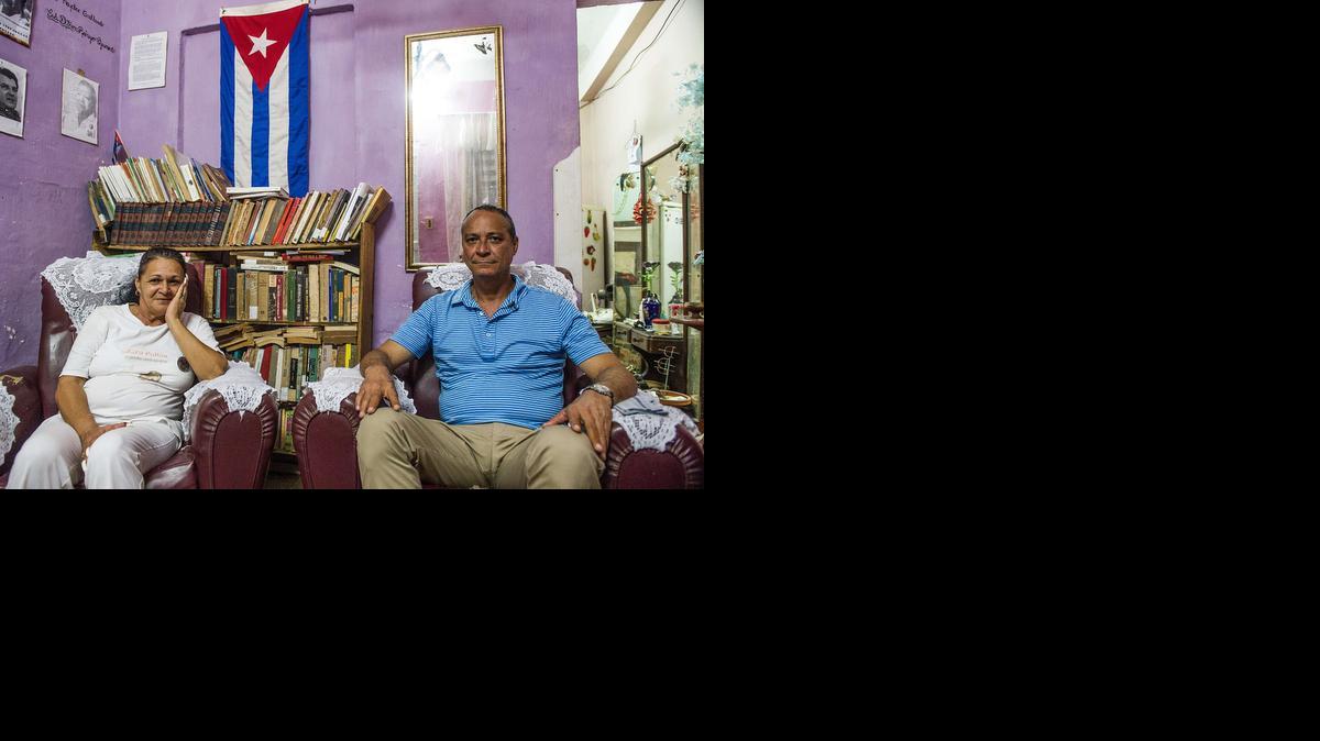 
Los disidentes cubanos Angel Figueredo Castellón y su esposa, Haydee Gallardo —miembro de las Damas de Blanco—, hablan con medios de prensa este lunes, luego de ser liberados por el gobierno cubano. Ambos forman parte de la lista de presos políticos cubanos cuya liberación fue exigida por Estados Unidos.


