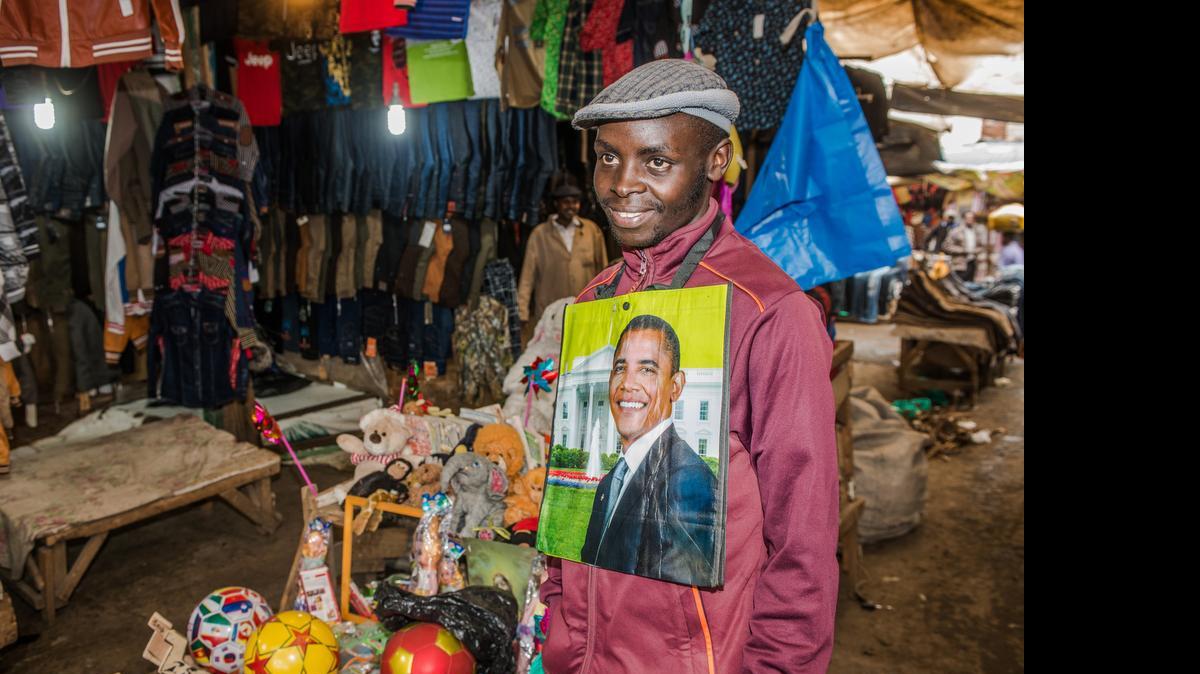 
Un vendedor muestra una foto del presidente Barack Obama en Nairobi, Kenya, durante la visita del mandatario estadounidense a ese país africano.
