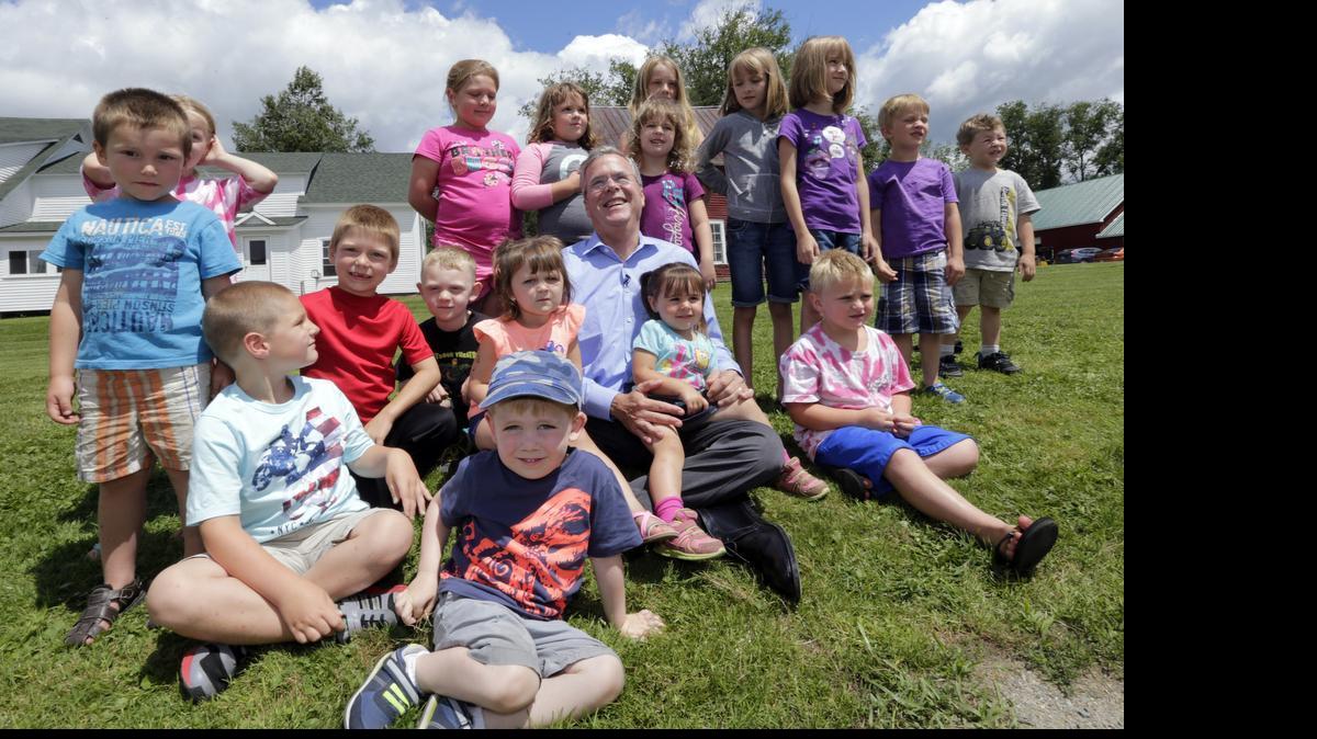 
Jeb Bush rodeado de niños durante un acto de campaña en Lancaster, New Hampshire, el 23 de julio.


