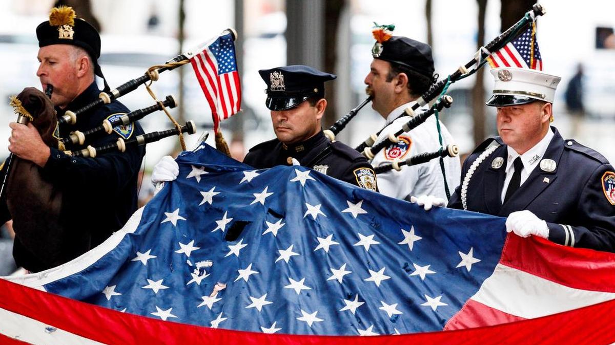 Agentes de policía y bomberos de Nueva York rinden homenaje a las víctimas de los atentados del 11 de septiembre de 2001 con motivo del 17 aniversario de los ataques, en Nueva York, el 11 de septiembre de 2018.