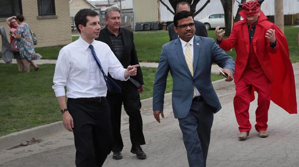 Pete Buttigieg, alcalde de Indiana y candidato presidencial demócrata, abandona un evento de campaña organizado por la Coalición de Latinos Asiáticos en el Machinists Hall como protestor el 17 de abril de 2019 en Des Moines, Iowa.