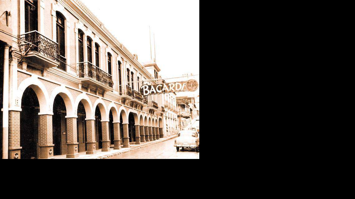 
Sede de Bacardí en Santiago de Cuba. Luego de que Fidel Castro bajara de las montañas para asumir el control de la isla, el nuevo gobierno, mayormente entre 1959 y 1961, expropió la mayor parte de los activos corporativos y personales de EEUU en ese país.
