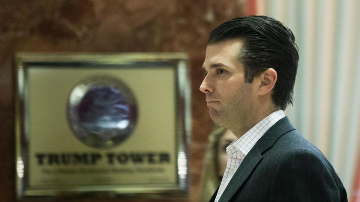 Esta foto de archivo tomada el 6 de diciembre de 2016 muestra a Donald Trump Jr. mientras camina alrededor de Trump Tower en Nueva York.