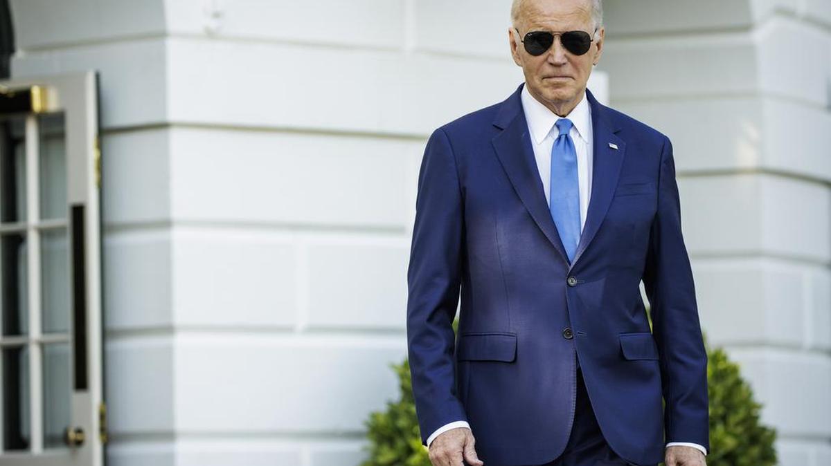 El presidente Joe Biden se acerca para hablar con los periodistas antes de partir en Marine One desde el jardín sur de la Casa Blanca el 26 de mayo de 2023 en Washington, D.C. El presidente y la primera dama pasarán parte del fin de semana en Camp David antes de dirigirse a su casa en Wilmington, Delaware.