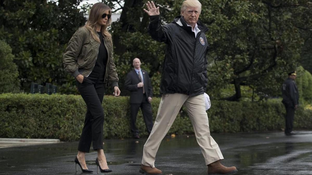 El presidente, Donald J. Trump (dcha.), y la primera dama, Melania Trump (izqda.), se dirigen al helicóptero presidencial en la Casa Blanca, Washington, DC, el martes 29 de agosto del 2017.