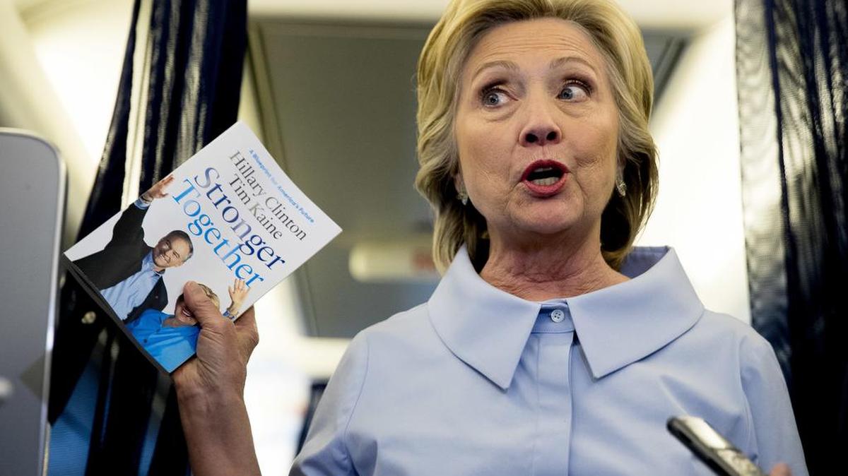 Un prolongado ataque de tos puso en aprietos a Hillary Clinton.