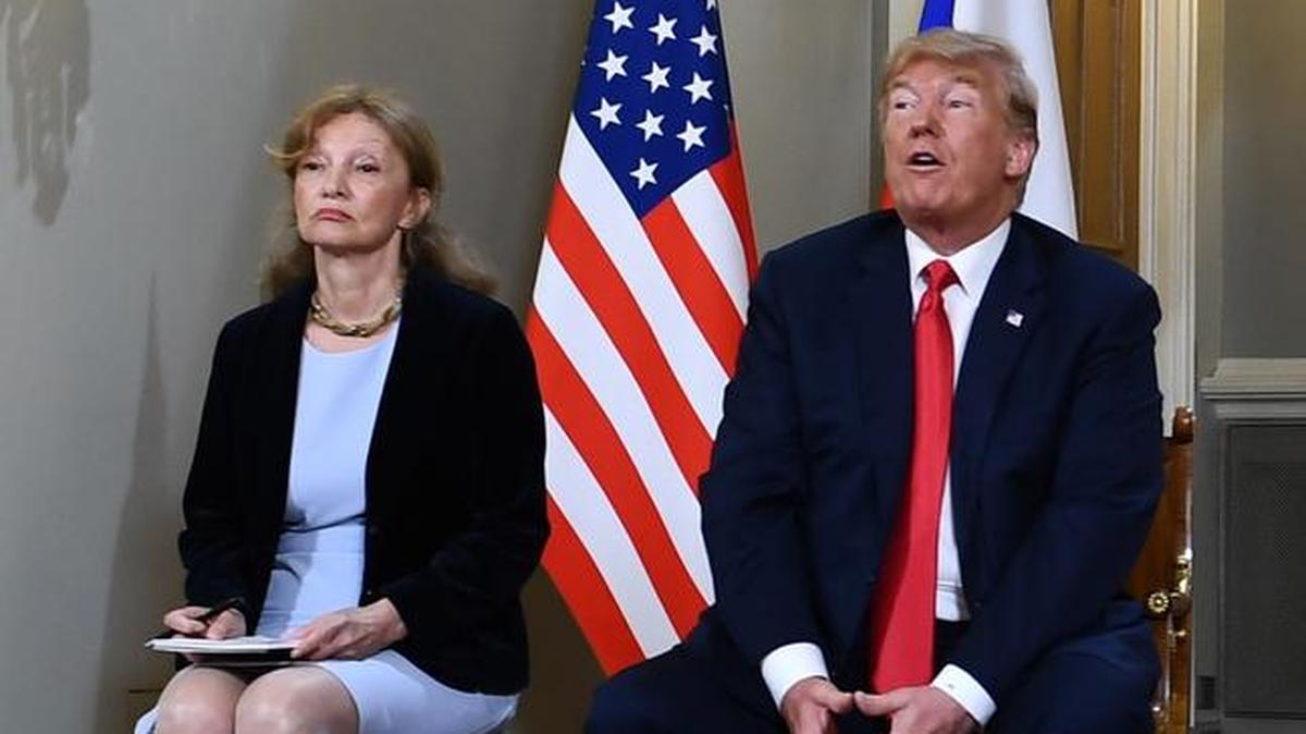 En esta foto de archivo tomada el 16 de julio de 2018, el presidente estadounidense Donald Trump, con la intérprete Marina Gross, espera una reunión en Helsinki con el presidente ruso Vladimir Putin.