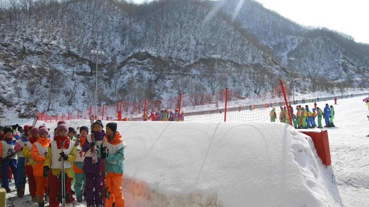 Un grupo de niños norcoreanos se dispone a recibir su primera lección de esquí en Masikryong. la primera estación pensada para el gran público y para turistas extranjeros en Corea del Norte. Esquiar en la Corea del Norte de Kim Jong-un.