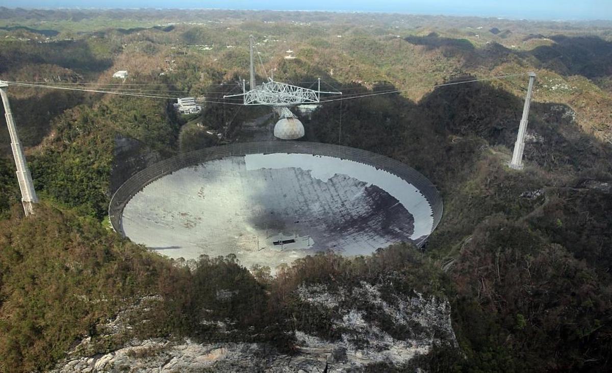 El Observatorio de Arecibo, visto desde el aire durante una misión de asistencia humanitaria del Ejército de Estados Unidos.