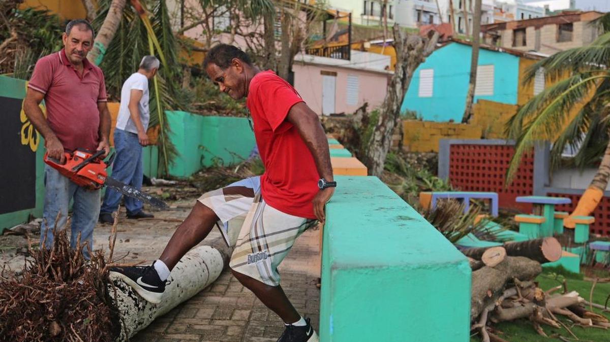Un grupo de hombres trata de limpiar el barrio La Perla en San Juan, Puerto Rico.
