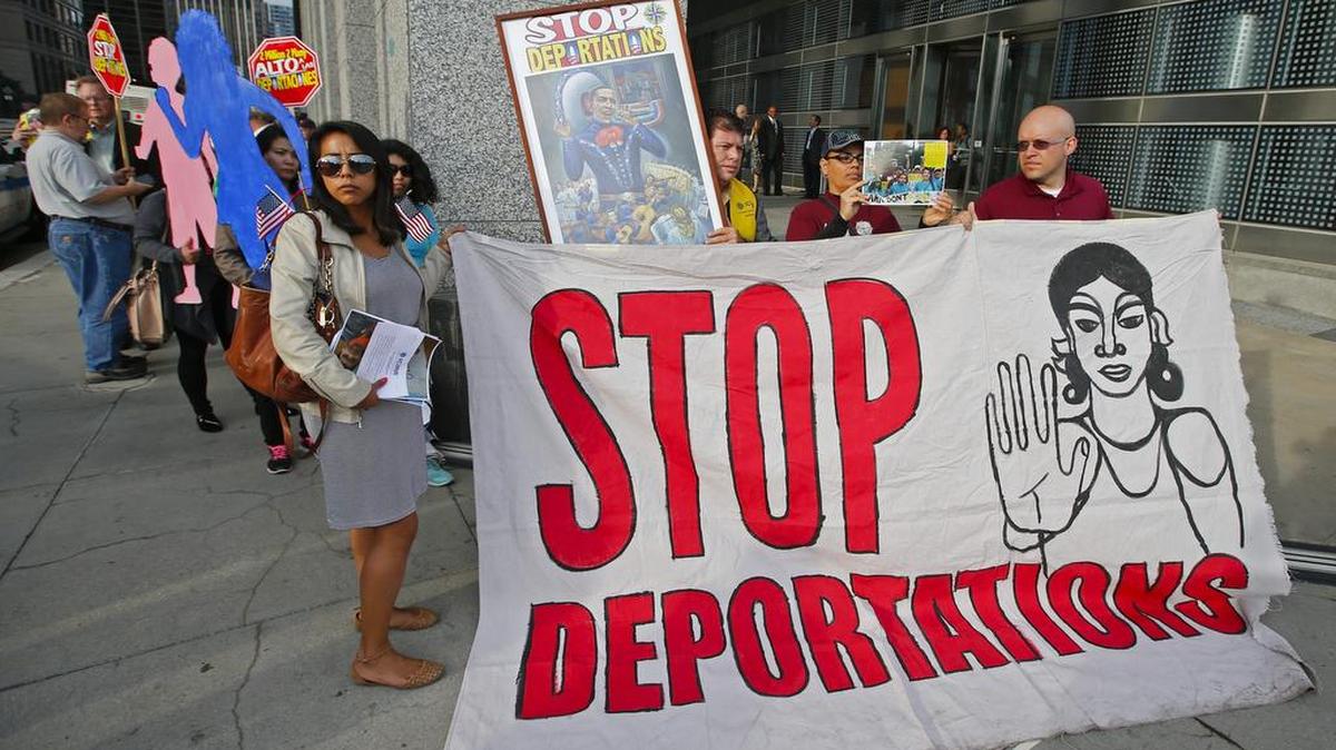Activistas proinmigrantes sostienen pancartas en contra de la deportación de indocumentados el miércoles 24 de septiembre 2014 en Chicago, Illinois.