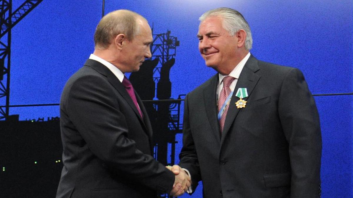 En esta foto tomada el 21 de junio de 2012, el president ruso Vladimir Putin condecora a Rex Tillerson, presidente ejecutivo de ExxonMobil, en St. Petersbugh, Rusia. Tillerson fue nominado el martes como secretario de Estado por el presidente electo Donald Trump.