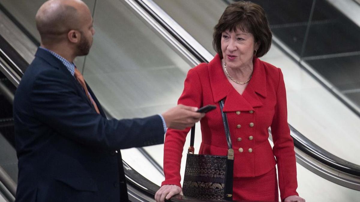 Esta foto de archivo tomada el 28 de marzo de 2017 muestra a la senadora republicana de Maine Susan Collins hablando con un reportero mientras se dirige al metro del Senado en el Capitolio de los Estados Unidos en Washington DC