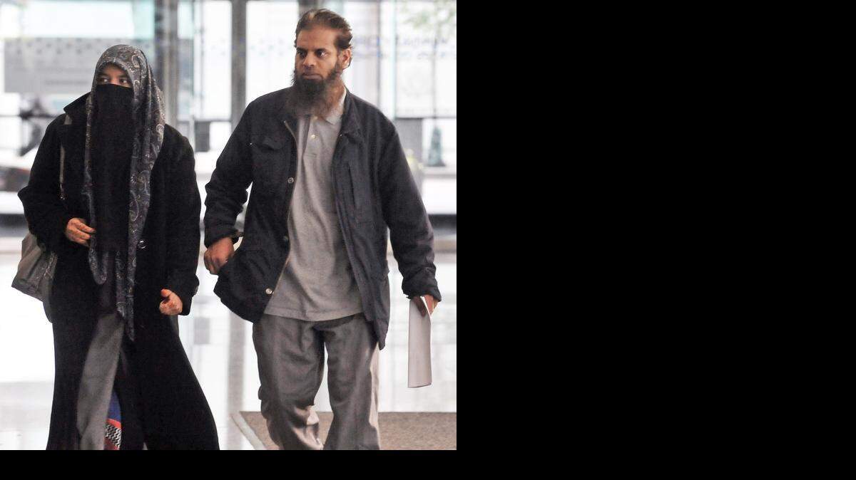 
Los padres de Mohammed Hamzah Khan, un ciudadano estadounidense de 19 años de edad, salen el lunes del edificio federal en Chicago.


