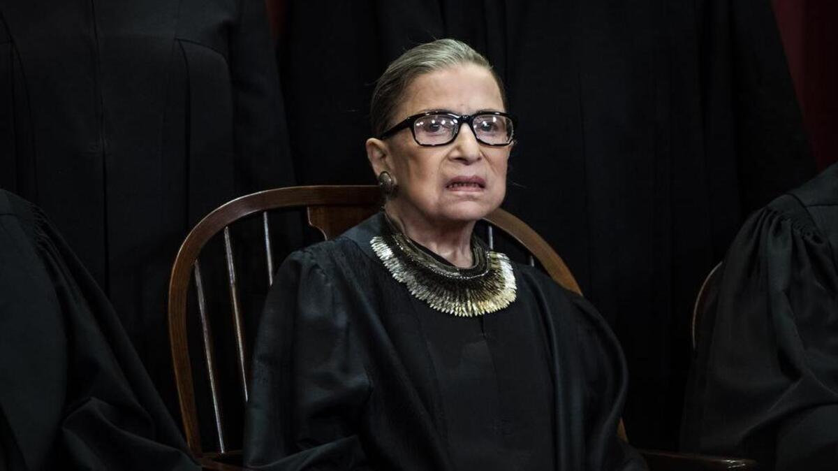 La juez asociada Ruth Bader Ginsburg posa con otros jueces de la Corte Suprema de los Estados Unidos durante su foto oficial de grupo el 30 de noviembre de 2018 en Washington.