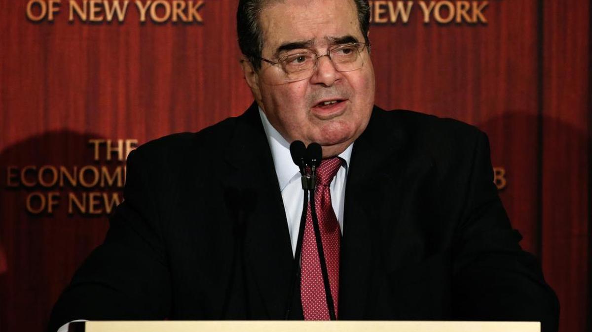 El juez de la Corte Suprema, Antonin Scalia, un reconocido conservador que ayudó a moldear la legislación estadounidense, murió este sábado a los 79 años.