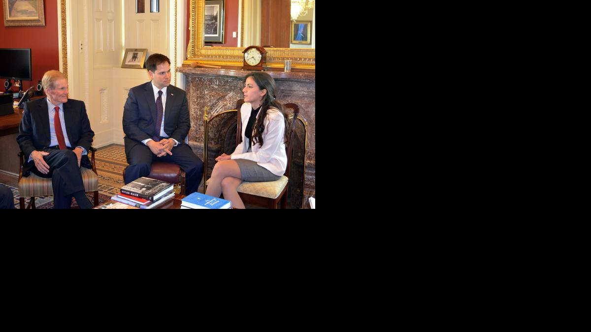 
Los senadores de la Florida Bill Nelson (izq.) y Marco Rubio se reúnen con Rosa María Payá en abril de 2013 en Washington D.C. 
