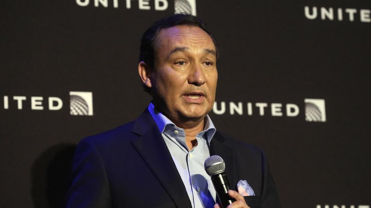 Foto de archivo del 2 de junio de 2016 del CEO de United Airlines, Oscar Muñoz, en Nueva York. United Airlines dijo el viernes 21 de abril de 2017 Muñoz no será presidente de la compañía en 2018 según lo planeado.