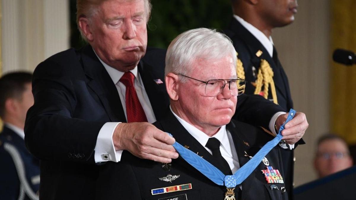 El presidente Donald Trump, presenta la Medalla de Honor al capitán retirado del ejército estadounidense Gary Rose por acciones durante la Guerra de Vietnam durante una ceremonia en el Salón Este de la Casa Blanca en Washington, DC, el 23 de octubre de 2017.