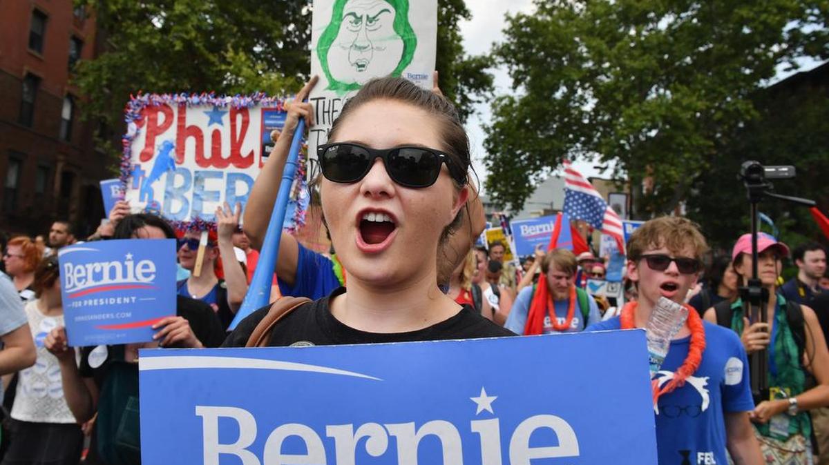 Con abucheos y gritos de “Feel the Bern”, los seguidores acérrimos de Bernie Sanders indicaron el lunes que no están listos para respaldar.