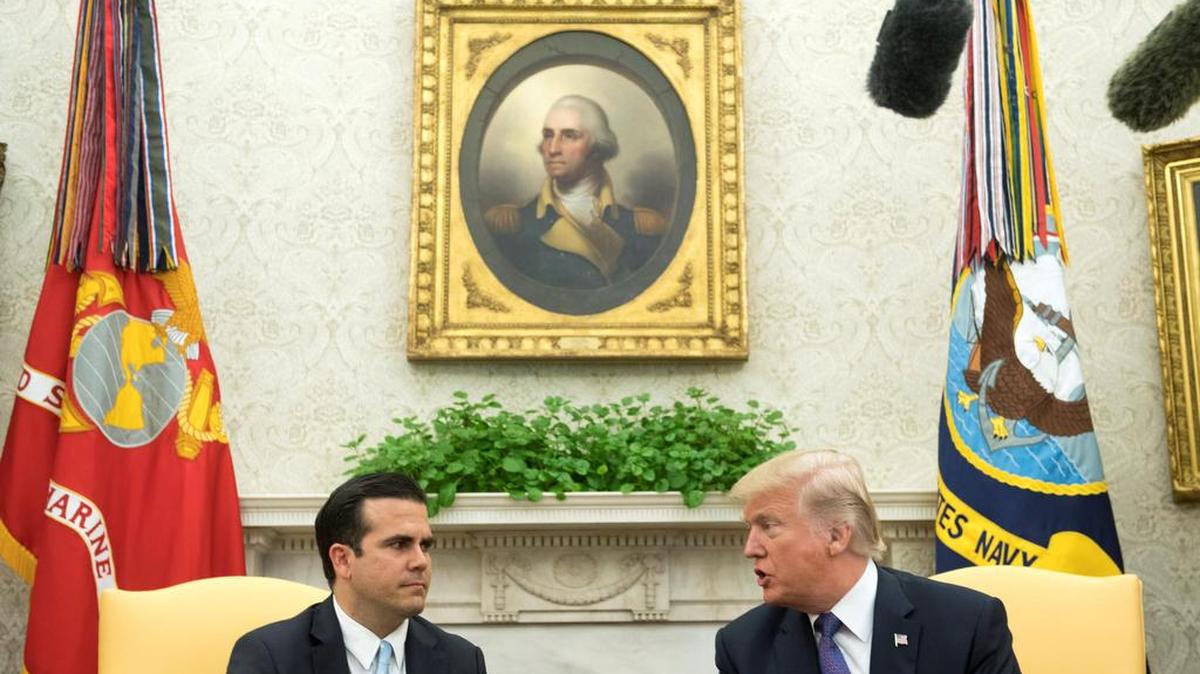 El presidente de EEUU, Donald Trump (d), junto al gobernador de Puerto Rico, Ricardo Rossello (i) durante su encuentro en el Despacho Oval de la Casa Blanca, en Washington, D.C, EEUU, el 19 de octubre de 2017.