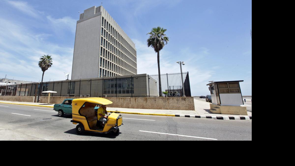 
Una mototaxi pasa frente a la todavía oficina de intereses de Estados Unidos en Cuba el domingo 19 de julio de 2015, en La Habana (Cuba). 
