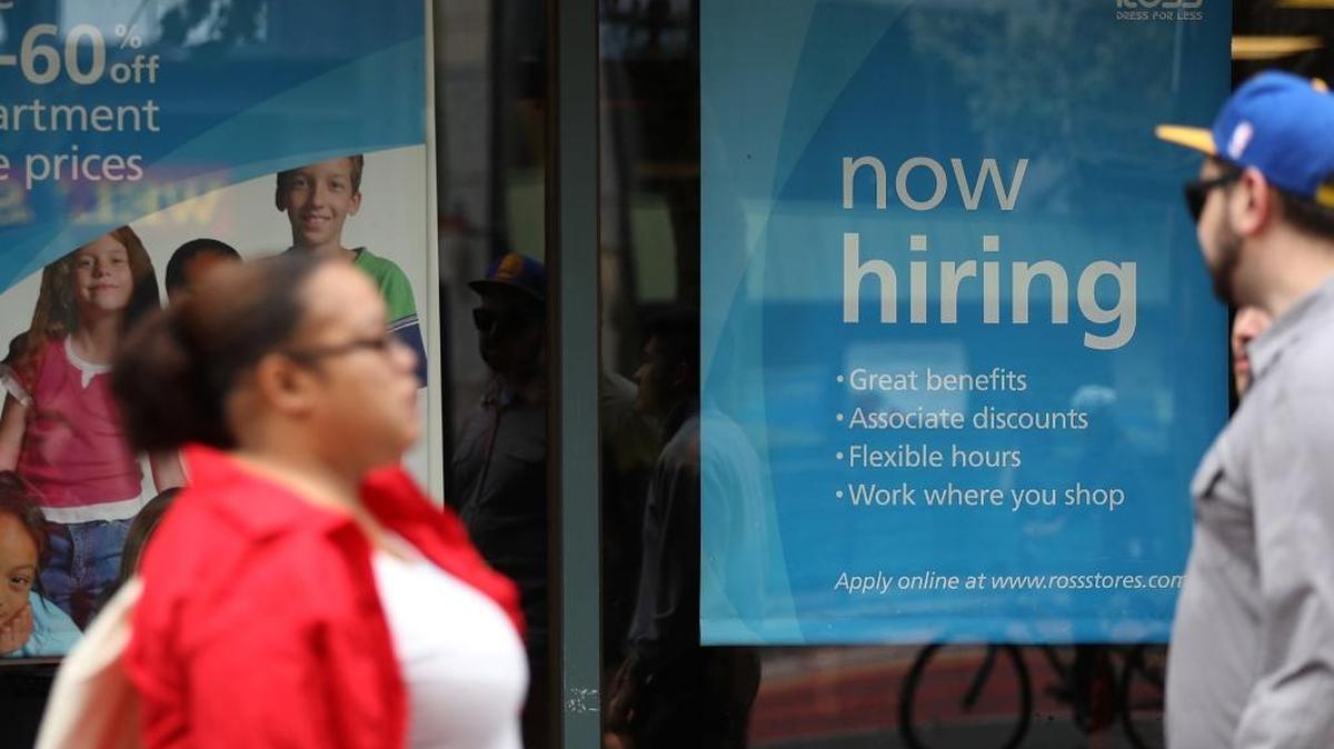Un aviso buscando empleados se exhibe en la vidriera de una tienda Ross en San Francisco el viernes.