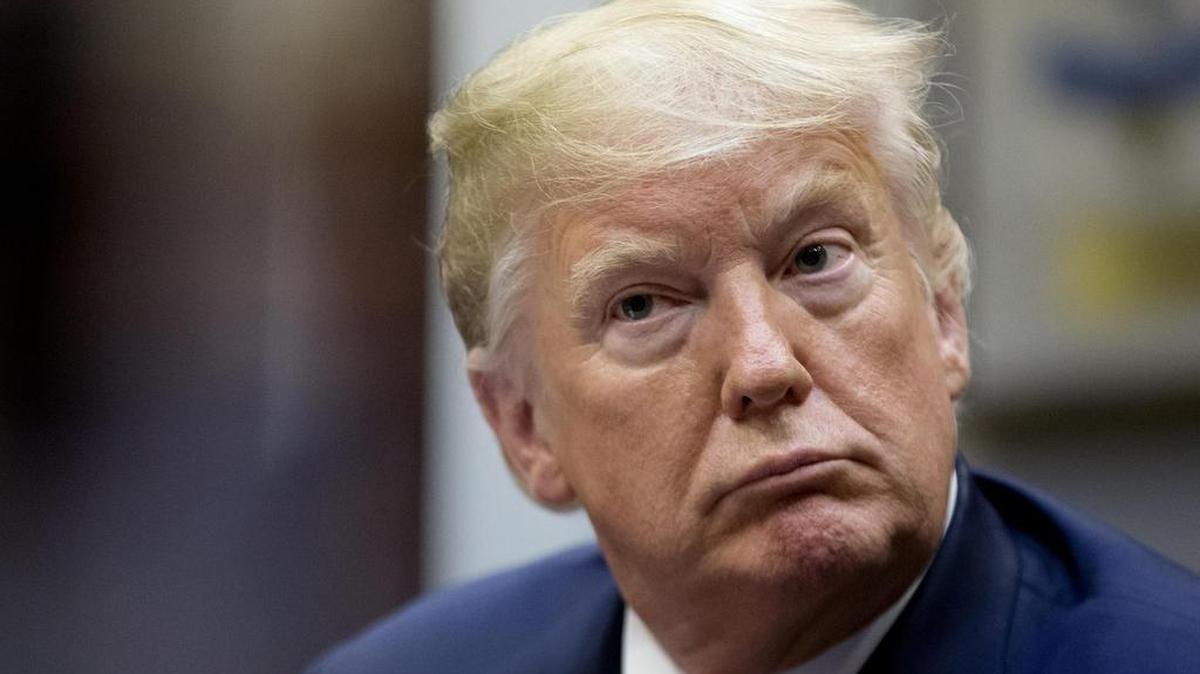 El presidente estadounidense, Donald J. Trump, participa durante una reunión sobre una subvención para un programa de apoyo para comunidades libres de drogas el miércoles 28 de agosto de 2018, en la Sala Roosevelt de la Casa Blanca, en Washington, DC.