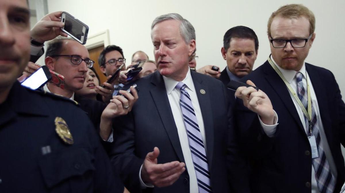 El representante Mark Meadows, presidente del grupo Freedom Caucus de la Cámara, habla con los medios en el Capitolio este jueves.