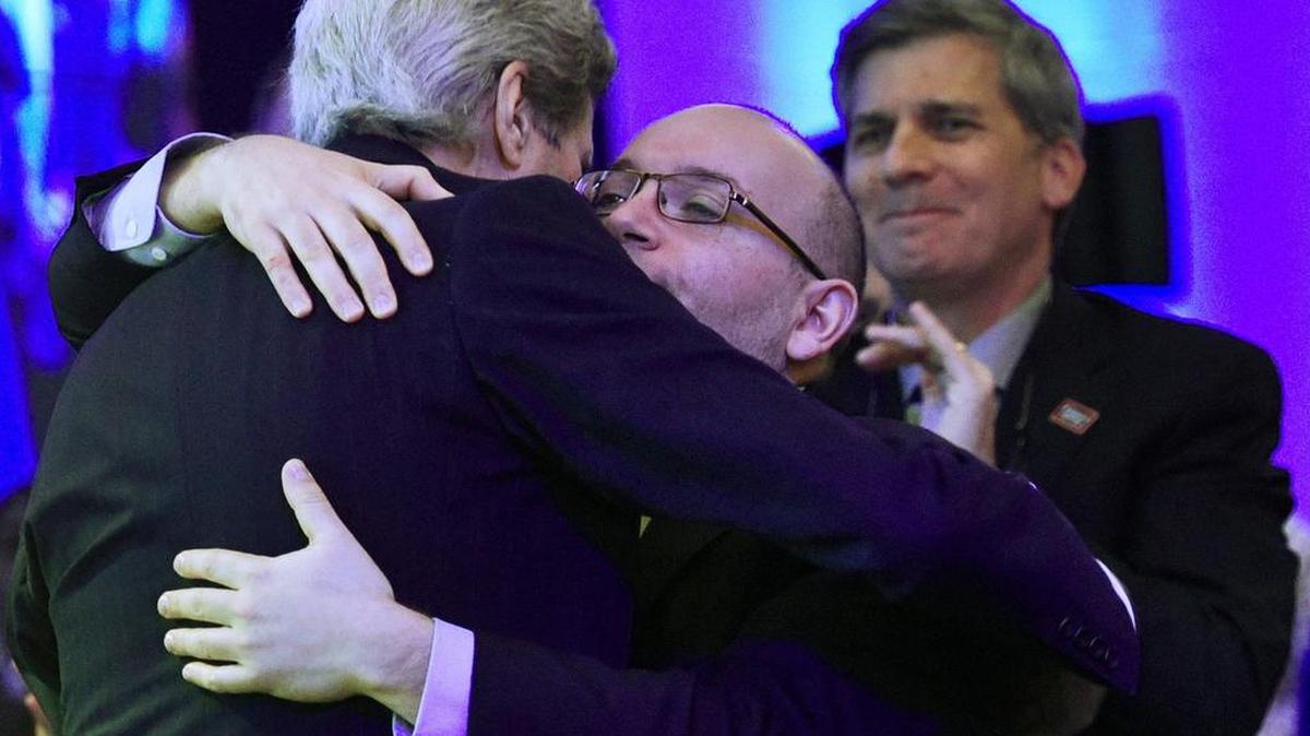El secretario de Estado John Kerry, abraza al liberado periodista del Post, Jason Rezaian, durante la inauguración de la nueva sede del periódico, en Washington DC.