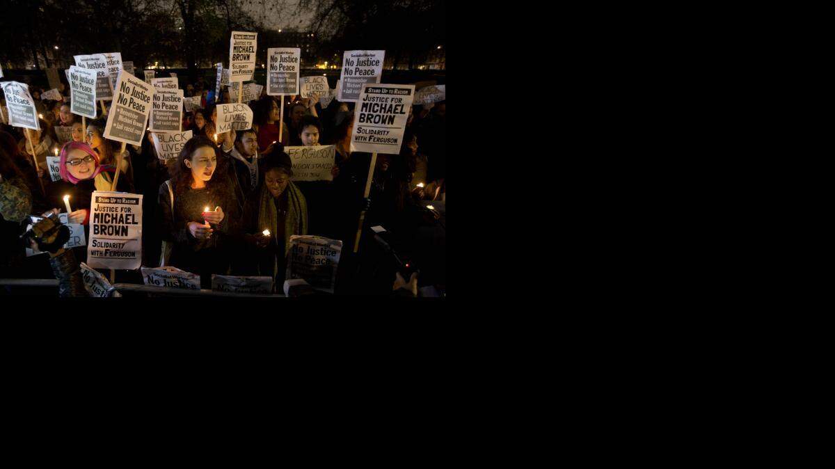 
Decenas de personas participan el miércoles en una vigilia en Ferguson por la muerte de Michael Brown.
