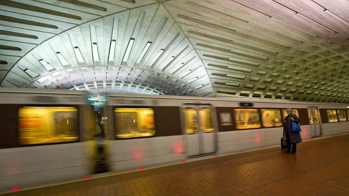 Foto de archivo de un tren de metro en Metro Center en Washington, DC.