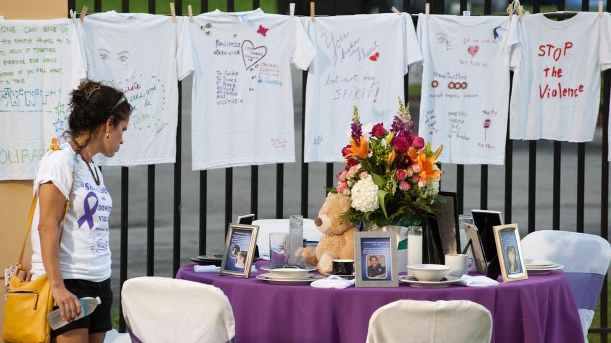 Un estudio de la organización Mujeres Latinas en Acción, de Chicago, indica que una de cada doce mujeres latinas ha experimentado violencia doméstica en los últimos 12 meses.