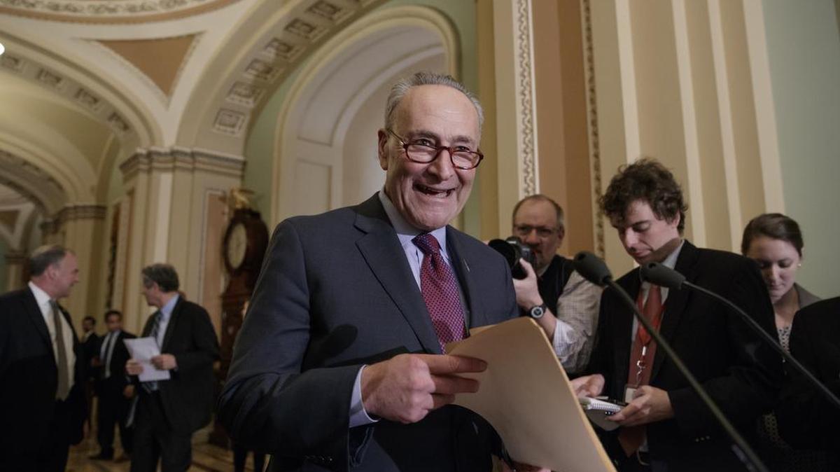 El senador Chuck Schumer habla con reporteros sobre su oposición al juez Neil Gorsuch.