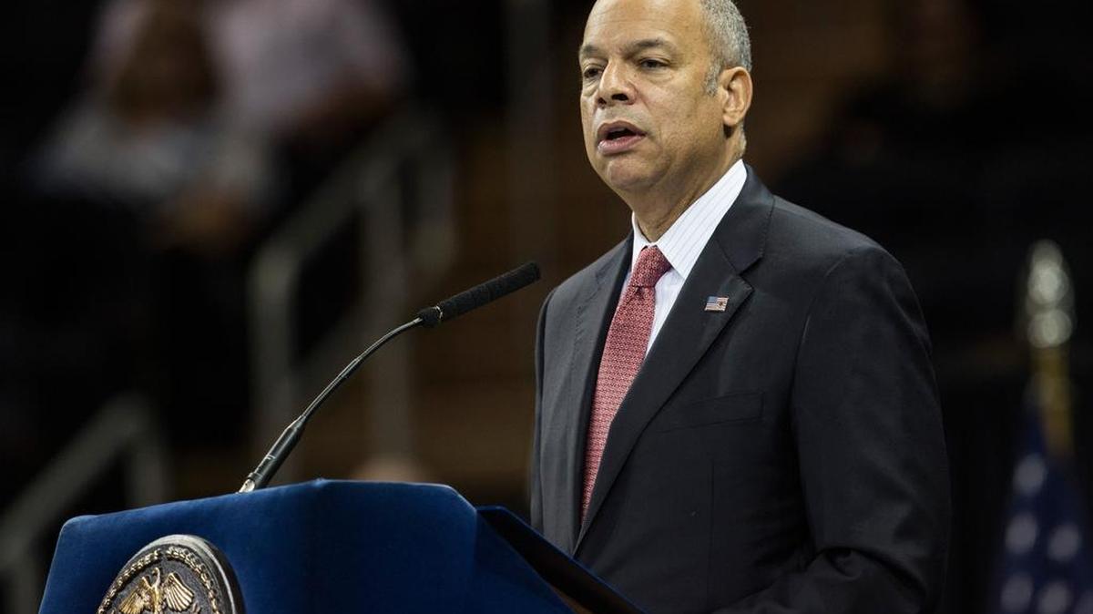 El secretario de Seguridad Nacional Jeh Johnson, quien dirige la política de inmigración de EEUU desde el 2013, fue durante años uno de los cerebros en la sombra de las estrategias de seguridad del país y miembro clave del equipo de lucha antiterrorista durante el primer mandato de Obama.
