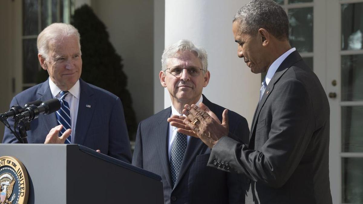El presidente estadounidense, Barack Obama (d), y el vicepresidente, Joseph Biden (i), aplauden a su candidato al Tribunal Supremo, Merrick Garland (c), en el Rose Garden de la Casa Blanca en Washington, Estados Unidos, hoy 16 de marzo de 2016.