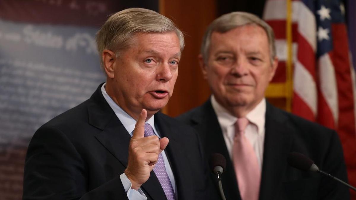El Senador Lindsey Graham (R-SC) y el Senador de la Minoría Whip Dick Durbin (D-IL) asistieron a una conferencia de prensa sobre el Dream Act de 2017 en el edificio del Capitolio el 20 de julio, 2017 en Washington, DC. La Ley del Sueño permitiría a un selecto grupo de jóvenes estudiantes inmigrantes obtener una residencia permanente legal y tener acceso a un camino hacia la ciudadanía. Foto de archivo.