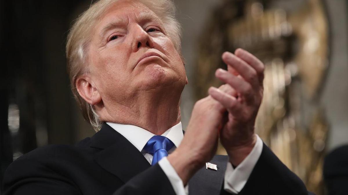 El presidente estadounidense Donald Trump (c) se despide después de pronunciar su discurso el martes 30 de enero de 2018, ssobre el Estado de la Unión ante el Congreso, en Washington (Estados Unidos).