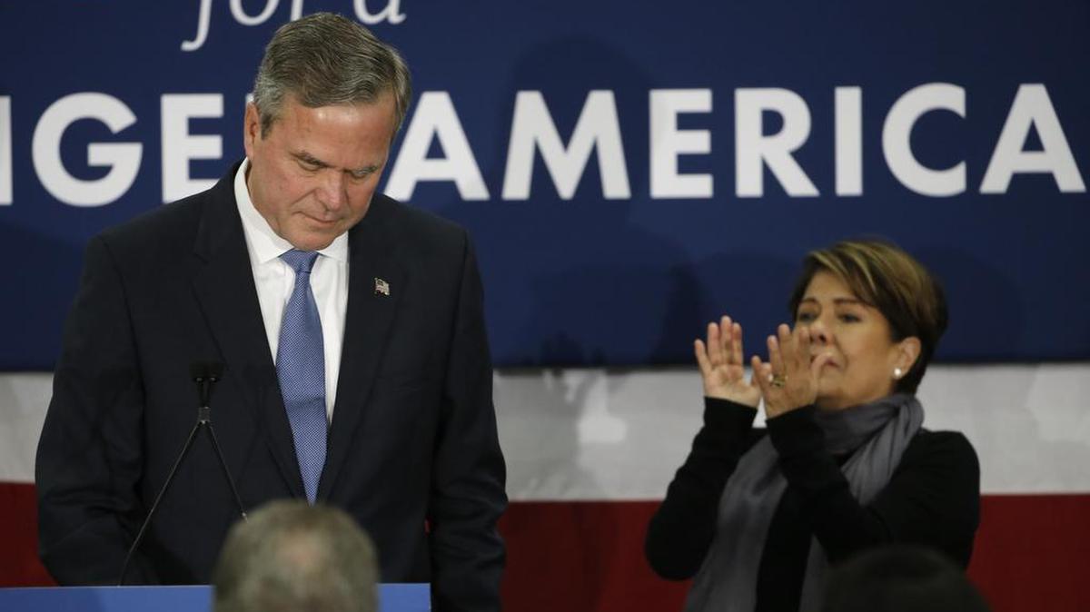 El ex gobernador de Florida, Jeb Bush, en el momento de anunciar el sábado que se retira de la carrera por la Casa Blanca. A su derecha su esposa Columba Bush.