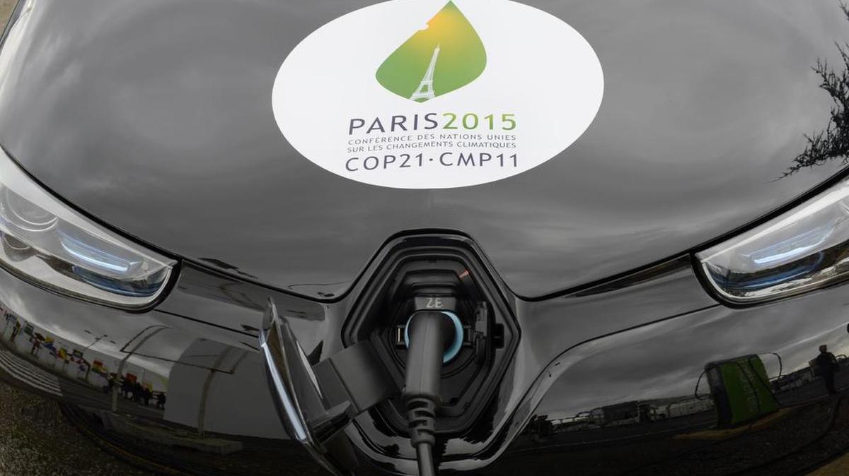 Un coche eléctrico con el logotipo de la cumbre del clima COP21 es visto en un punto de recarga en frente de la sede de la cumbre en Le Bourget, al noreste de París el 29 de noviembre de 2015.