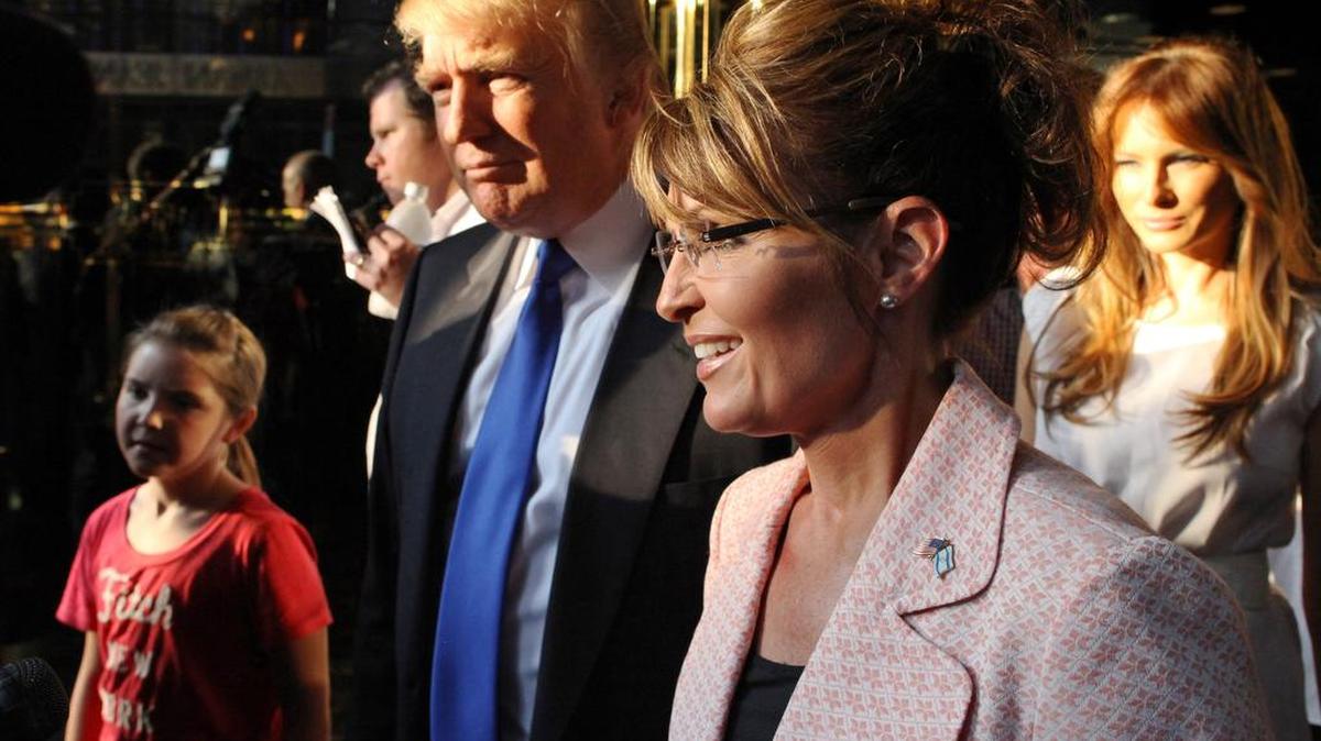 En esta foto de archivo del 31 de mayo 2011, Donald Trump camina con la ex gobernadora de Alaska Sarah Palin en la ciudad de Nueva York.