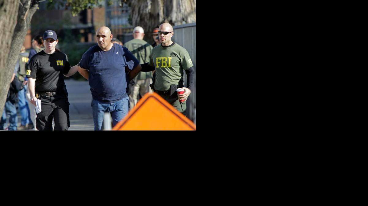 
Un sospecoso de ser miembro de una pandilla en la ciudad de Los Angeles es arrestado por agentes federales durante otro operativo a finales del 2014.


