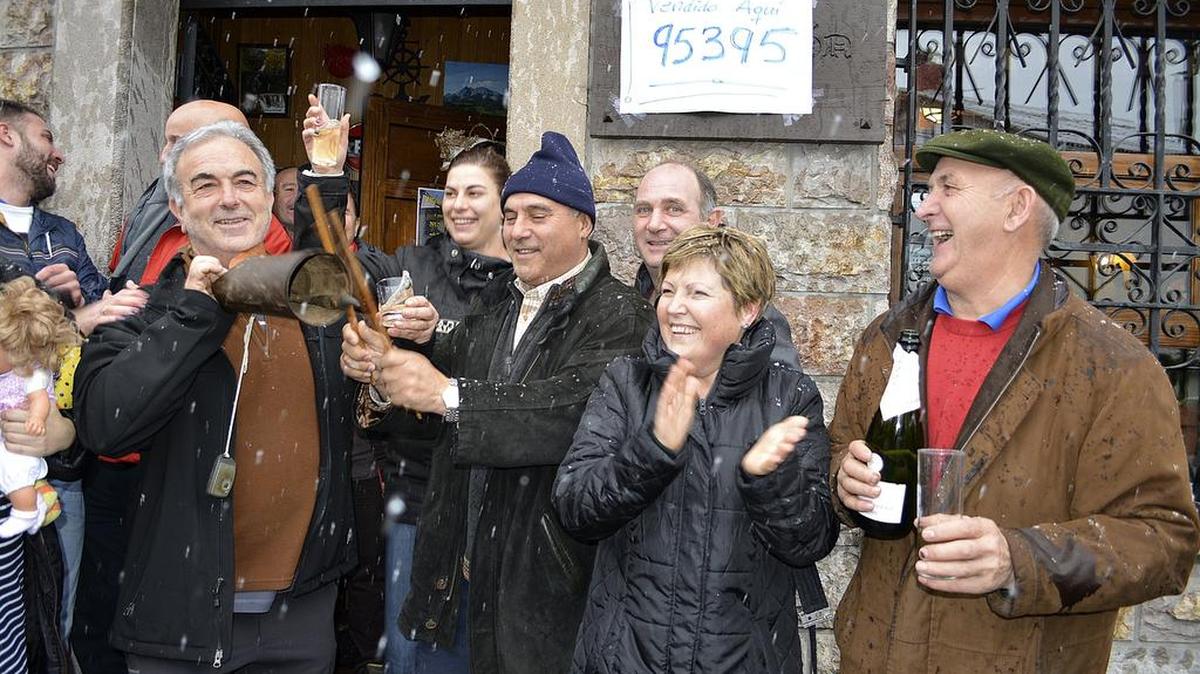 Vecinos de Guardo celebran el tercer premio del Sorteo del Niño que se ha vendido en el Mesón el Portalón de la localidad y ha repartido 11,2 millones de euros entre sus habitantes.