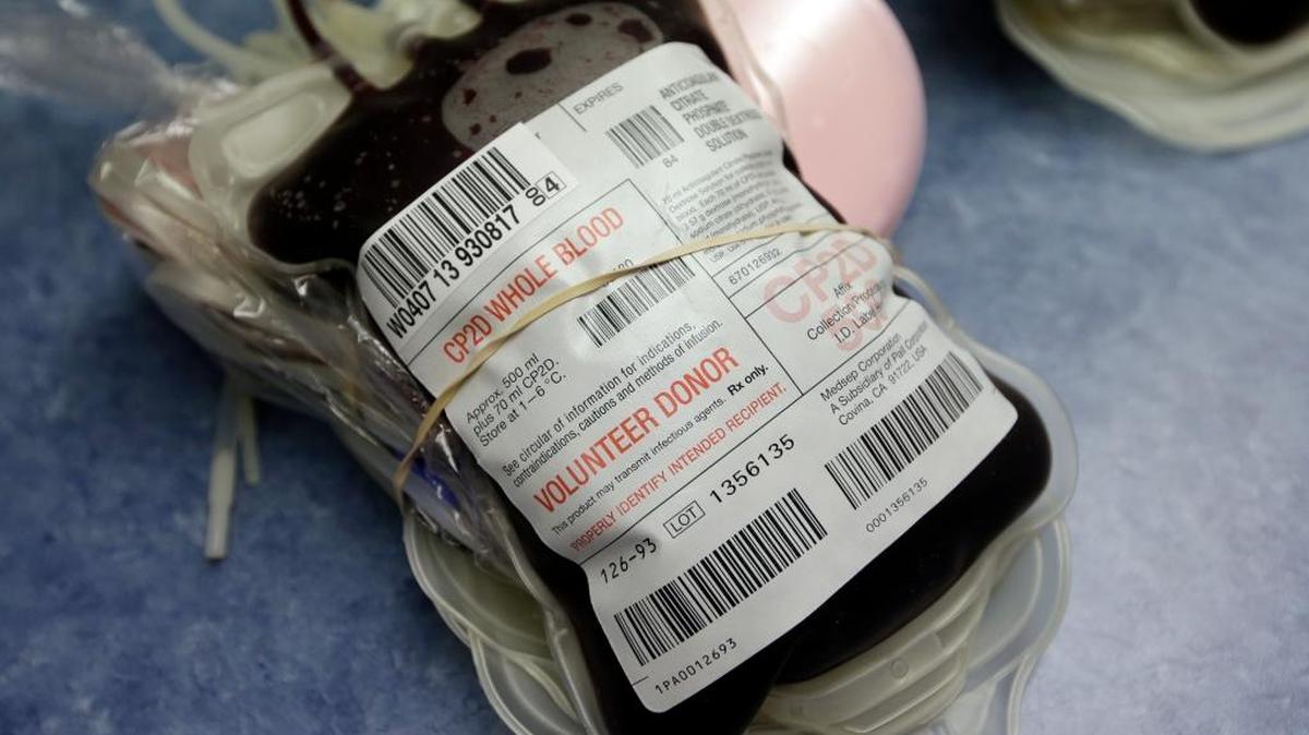 Los Centros para el Control de Enfermedades y la FDA recomiendan que se examine la sangre donada en todos los bancos de sangre del país.